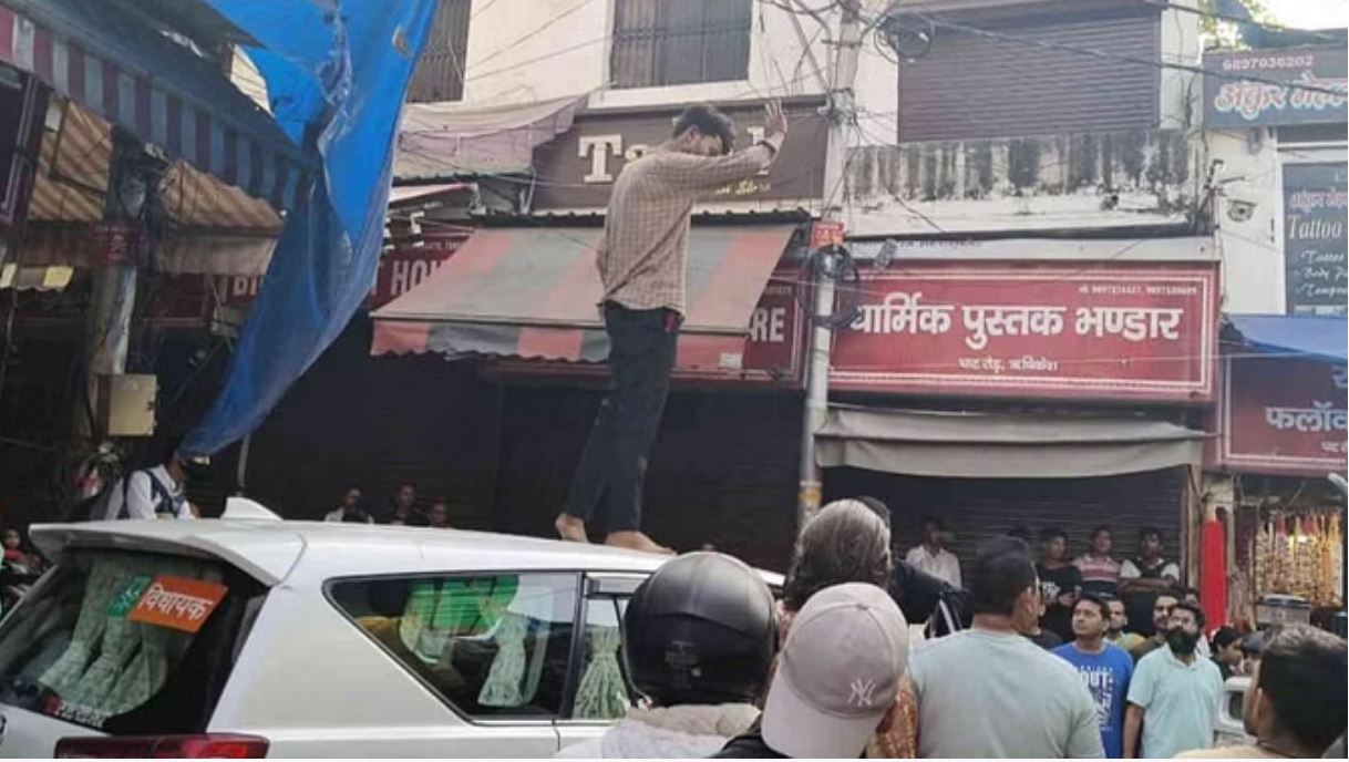 जाम से परेशान युवक, नहीं मिला रास्ता तो विधायक की कार की छत पर चढ़ गया