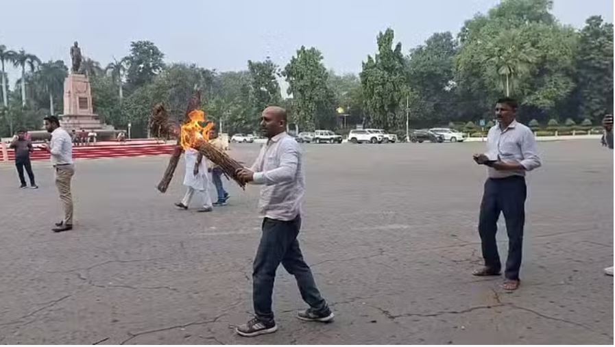 बिहार: सीएम आवास के पास पुतला जलाते हुए युवक चिल्लाया- भाजपा नेता ने हत्या करा दी