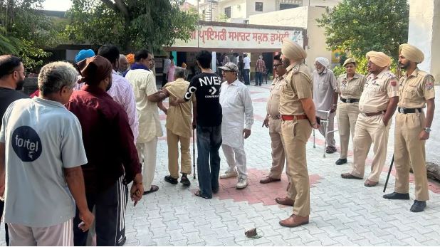 पंचायत चुनाव के लिए मतदान जारी, गुरदासपुर में गलत चुनाव चिन्ह के कारण रुकी वोटिंग