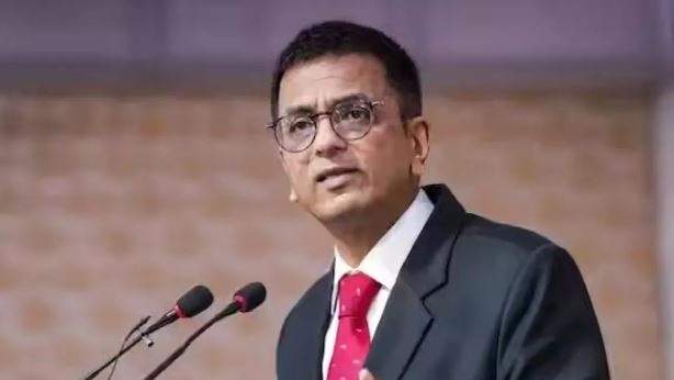 भरी अदालत में सीजेआई चंद्रचूड़ ने वकील को क्यों लताड़ा?