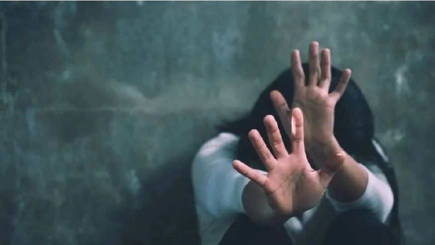 महिला का मुंह दबाया, मुंबई के सीएसटी रेलवे स्टेशन पर गैंगरेप