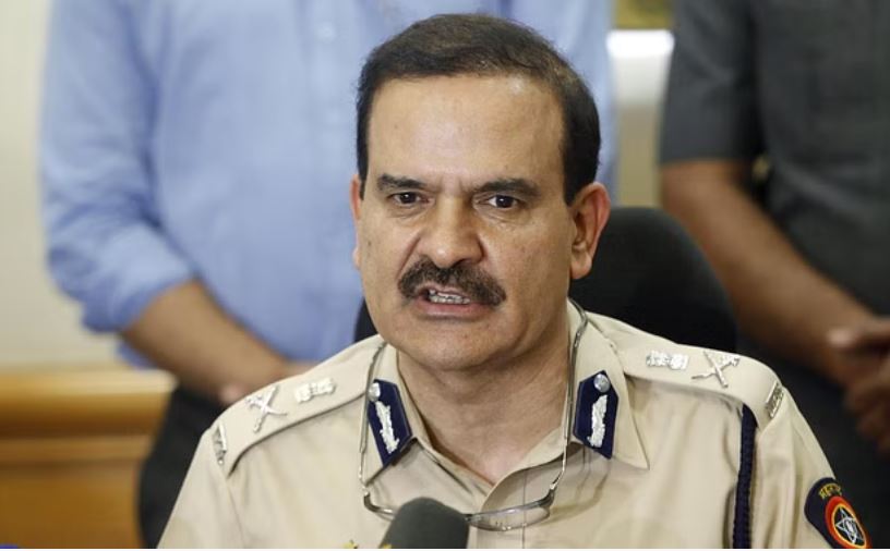 मुंबई: पूर्व पुलिस कमिश्नर के खिलाफ दर्ज मामला वापस लेने की अपील