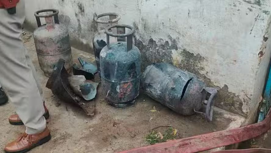 जबलपुर: सिलेंडर में हुआ ब्लास्ट, घर का सारा सामान जलकर हुआ खाक