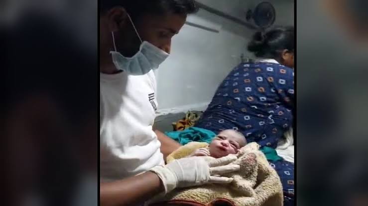 गर्भवती को जिला अस्पताल से देहरादून किया रेफर, कुछ देर बाद एंबुलेंस में दिया बच्ची को जन्म