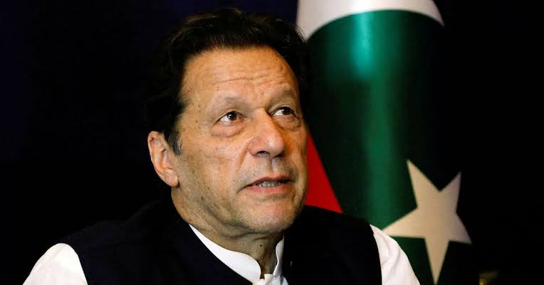 इमरान खान के आह्वान पर इस्लमाबाद में एकत्र हुए प्रदर्शनकारियों पर आंसू गैस का इस्तेमाल