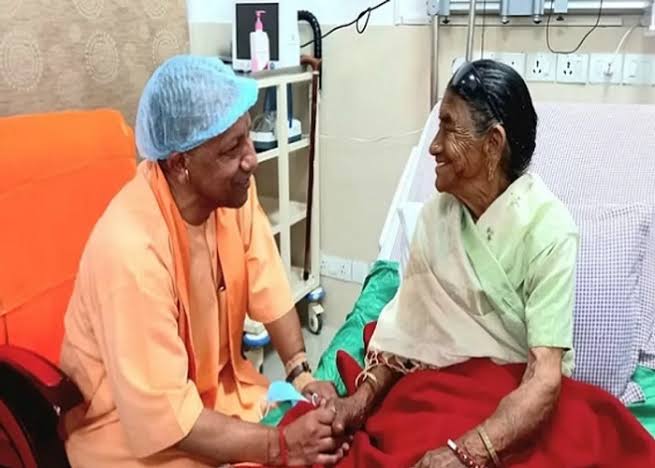 जौलीग्रांट अस्पताल में भर्ती अपनी मां से मिलने पहुंचे सीएम योगी