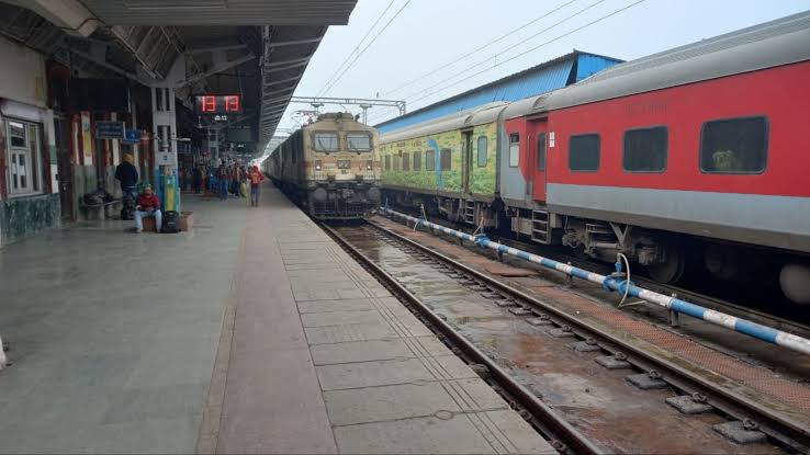 पंजाब में किसान आंदोलन: बीच रास्ते अटकीं 15 ट्रेनें, शताब्दी सहित वंदे भारत का संचालन प्रभावित