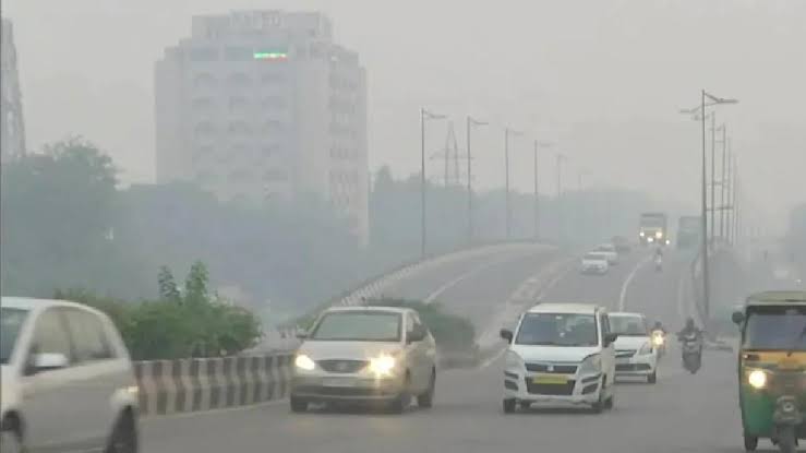 दिल्ली: कई इलाकों में 400 के पार पहुंचा एक्यूआई, प्रदूषित हवा में सांस लेने को मजबूर लोग