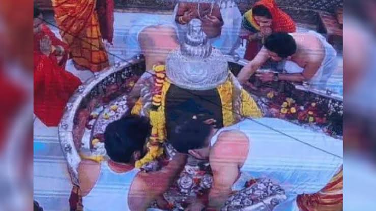 महाकाल मंदिर के गर्भगृह में घुसे महाराष्ट्र सीएम के बेटे, हटाए गए व्यवस्था प्रभारी