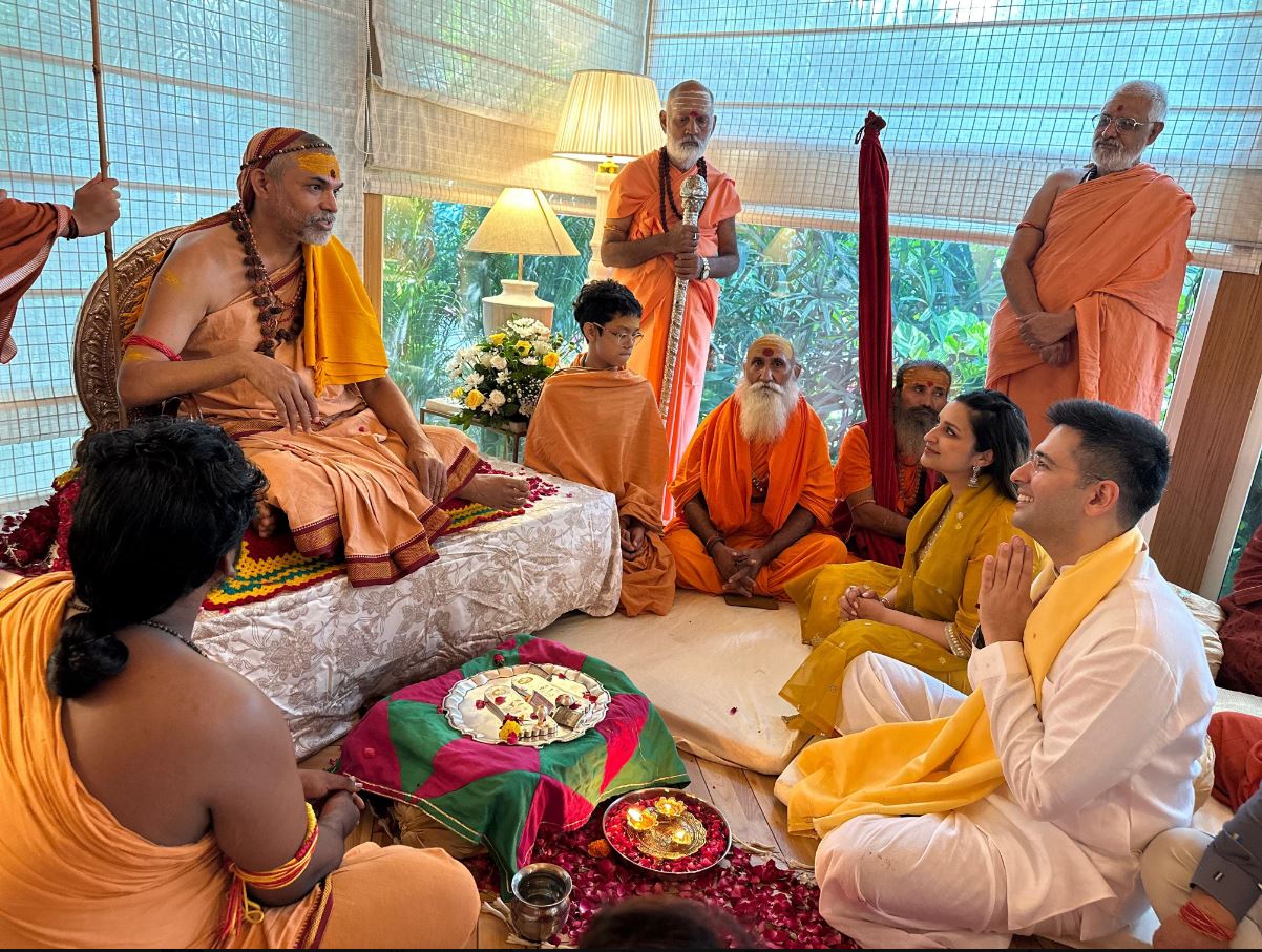 दिल्ली: सांसद राघव चड्ढा के आवास पर पहुंचे स्वामी अविमुक्तेश्वरानंद