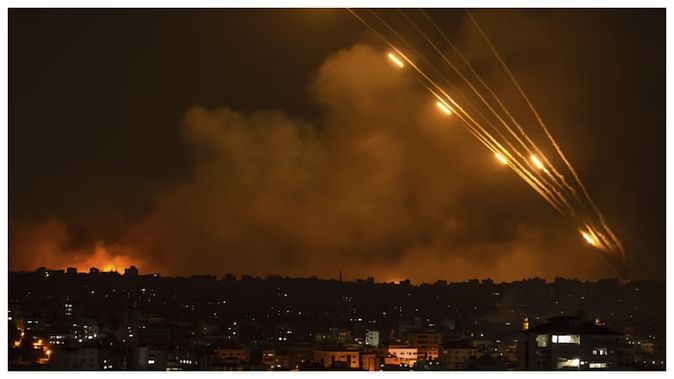 इस्राइल के ताजा हवाई हमलों से दहला बेरूत, कई किलोमीटर दूर तक सुनी गई धमाकों की आवाज