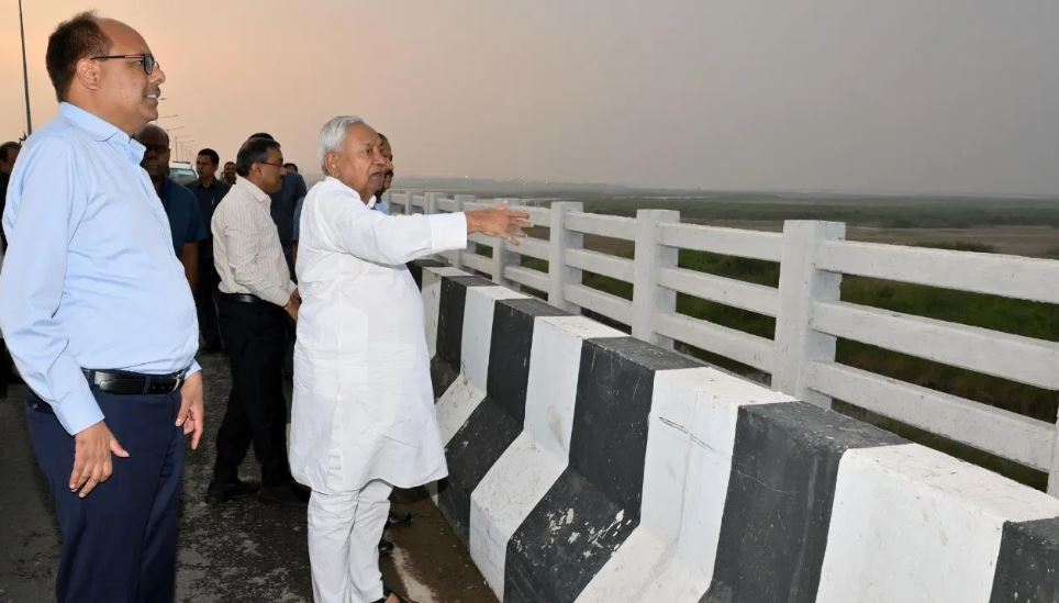 नीतीश कुमार छठ घाटों का लगातार कर रहे निरीक्षण, अधिकारियों को दिया सफाई-सुरक्षा का निर्देश