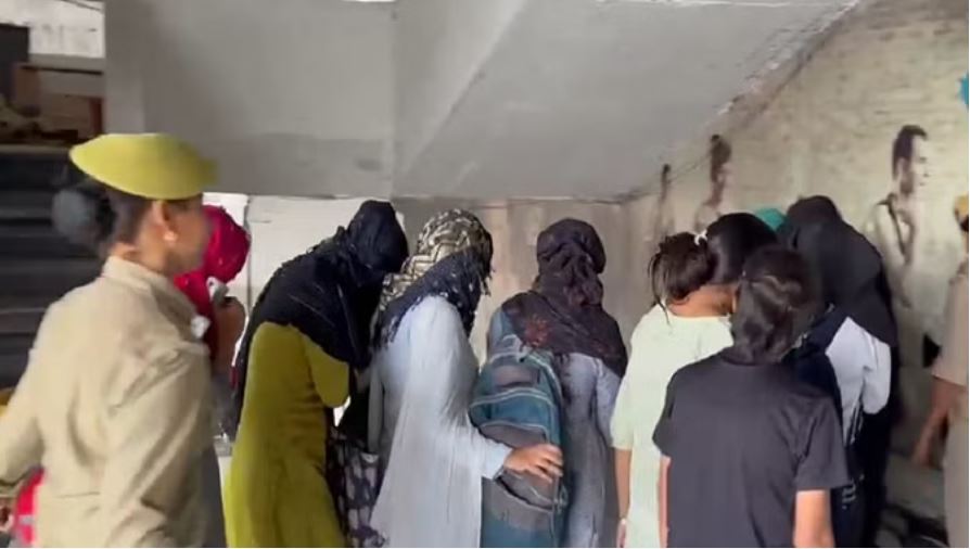 शहर के बीच चल रहा था देह व्यापार, डार्क रूम में गलत तरीके से बैठे थे लड़के-लड़कियां