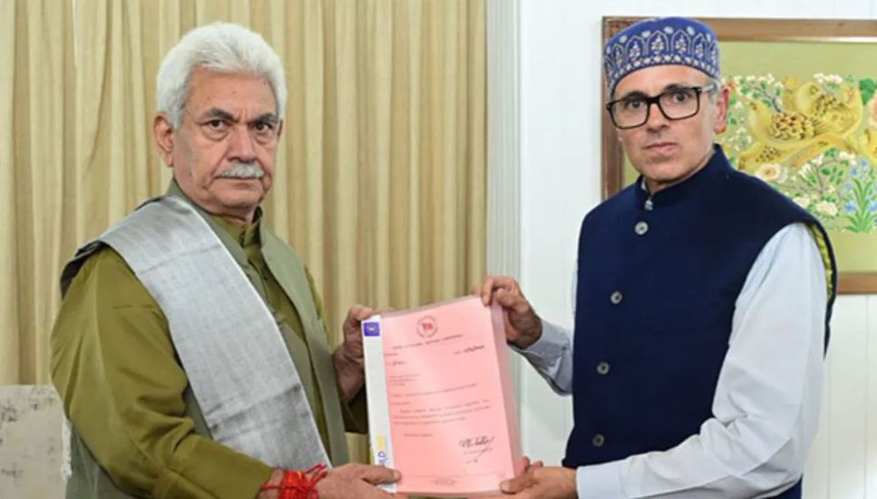 एलजी से मिले उमर अब्दुल्ला, पेश किया जम्मू कश्मीर में सरकार बनाने का दावा