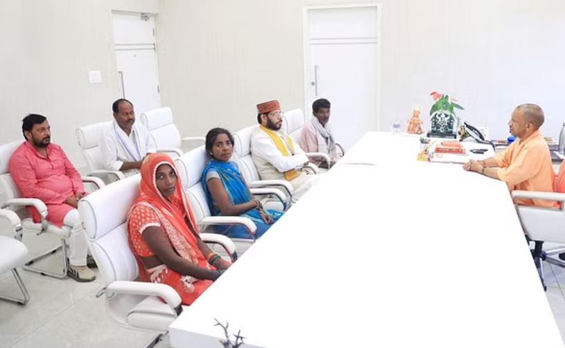 अमेठी हत्याकांड: पीड़ित परिजनों से मिले मुख्यमंत्री योगी