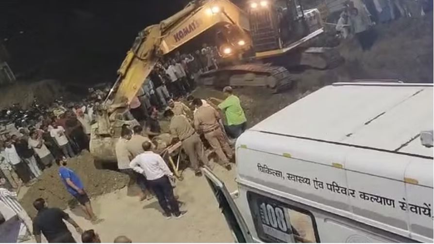 यूपी: नाला खोदाई के दौरान मिट्टी के ढेर में दबकर दो मजदूरों की मौत