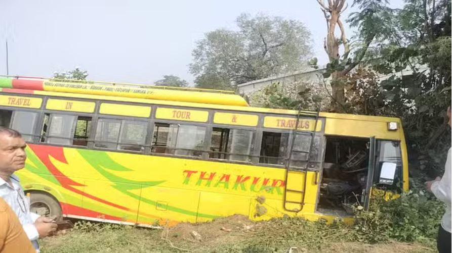 कांगड़ा: जवाली के समलाना में नाले में उतरी निजी बस, 11 यात्री घायल