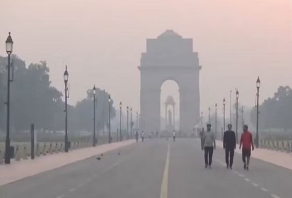 दिल्ली में छाई धुंध, 'खराब' श्रेणी में पहुंचा एक्यूआई; दिल्ली सरकार ने बुलाई आपात बैठक