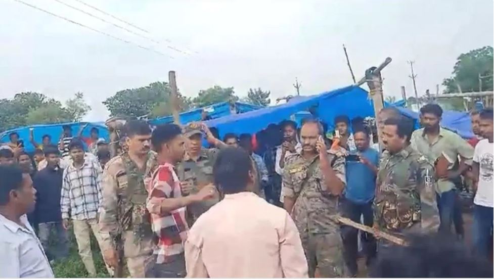 झारखंड पुलिस के जवानों की बाजार में लाठी-डंडे से पिटाई