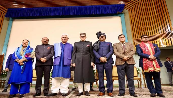 उमर के शपथ में राष्ट्रगान पर खड़े नहीं हुए नेकां के ये विधायक