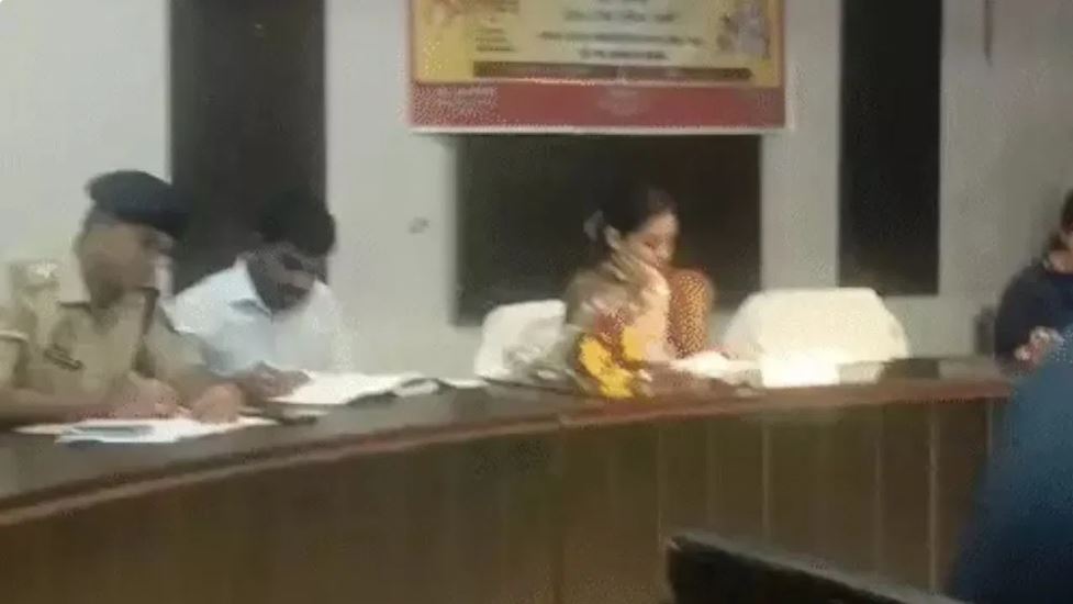 अपर्णा यादव की मीटिंग में बत्ती हुई गुल, टॉर्च की रोशनी में की बैठक