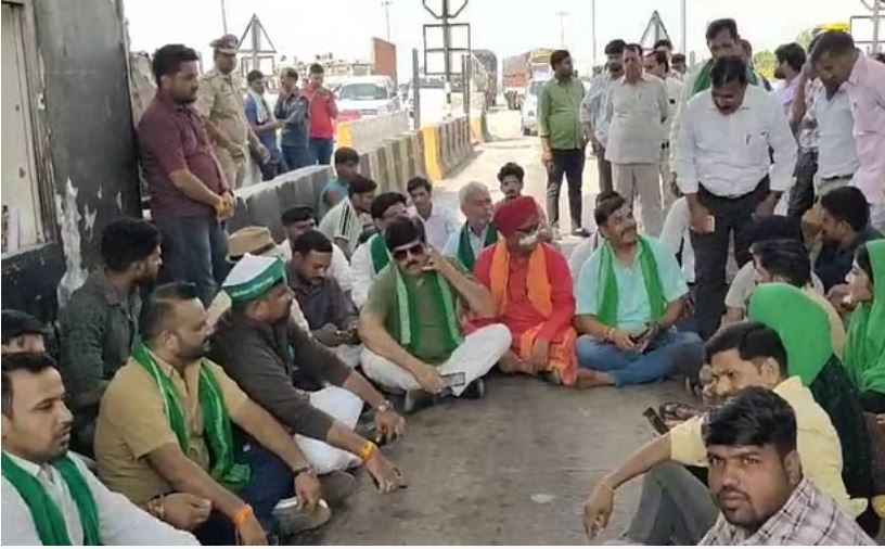 आगरा: एक्सप्रेसवे के टोल प्लाजा पर अभद्रता, भाकियू भानू ने किया प्रदर्शन