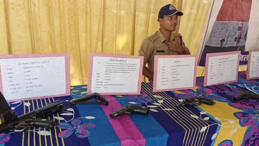 दमोह: जनसुनवाई में एसपी कार्यालय पहुंचे आवेदक, टेबिल पर रखी रिवाल्वर