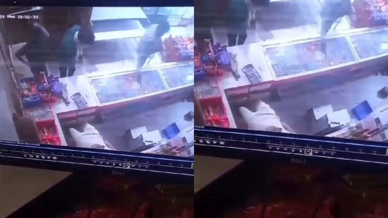 मेरठ में गन प्वाइंट पर दुकानदार से लूटे 35 हजार, सीसीटीवी में कैद हुई घटना