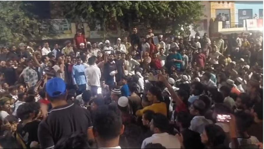 धार्मिक टिप्पणी से बुढ़ाना में तनाव, सड़क पर उतरे मुस्लिम समाज के लोग