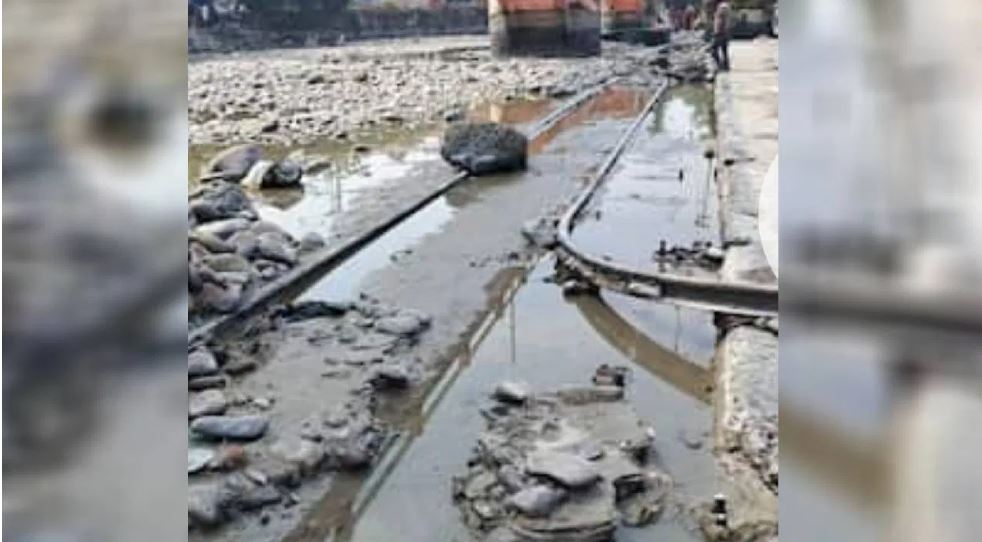 हरिद्वार में सूखा गंगा का पानी तो निकली रेलवे पटरी, क्या यहां चलती थी ट्रेन?