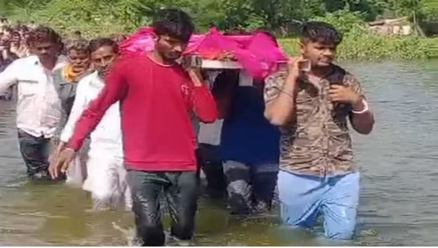 चित्तौड़गढ़: कमर तक पानी और कंधे पर अर्थी लेकर गुजरते हैं लोग