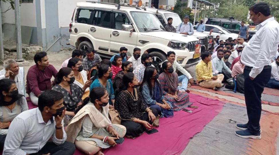 बिहार: बैठक में भड़के डीएम, कर्मचारियों के लिए इस्तेमाल किए अनुचित शब्द