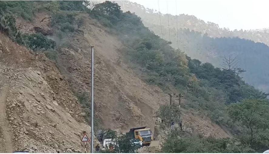 उत्तरकाशी: भूस्खलन के चलते बंद हुआ गंगोत्री हाईवे आठ घंटे बाद खुला