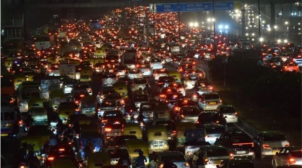 दिल्ली-एनसीआर में भीषण ट्रैफिक जाम से लोग परेशान, सड़कों पर रेंगती रही गाड़ियां