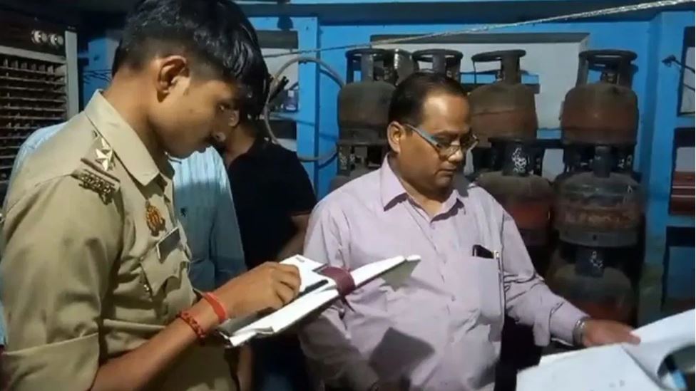 एक दूसरे को कुचलकर ट्रेन पर चढ़ने का पागलपन, बांद्रा स्टेशन की फुटेज में दिखा डरावना नजारा