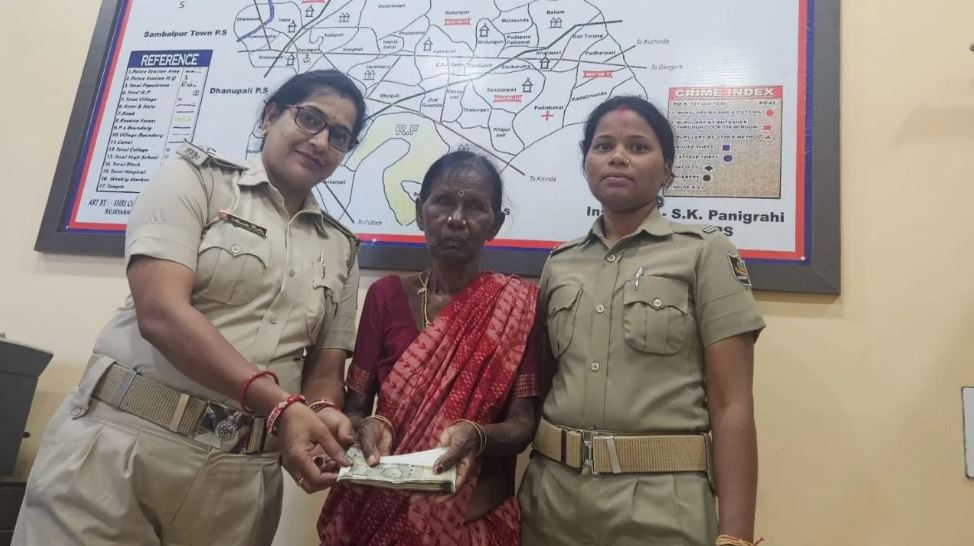 संबलपुर पुलिस स्टेशन में हुआ ऐसा काम, महिला ने बटवां दी जलेबी