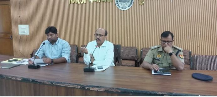 मीरापुर उप चुनाव के लिए प्रशासन अलर्ट, डीएम ने ली बैठक