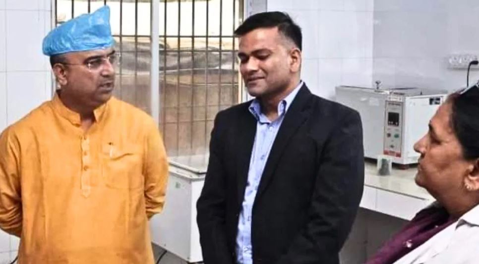 बिहार के स्वास्थ्य मंत्री को पहनाया जूते का कवर, औचक निरीक्षण पर पहुंचे थे मंगल पांडे