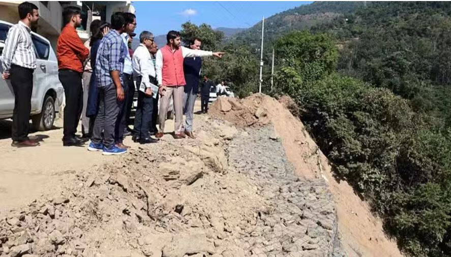 अंतर मंत्रालयीय केंद्रीय दल ने किया मंडी जिले के आपदा प्रभावित क्षेत्रों का दौरा