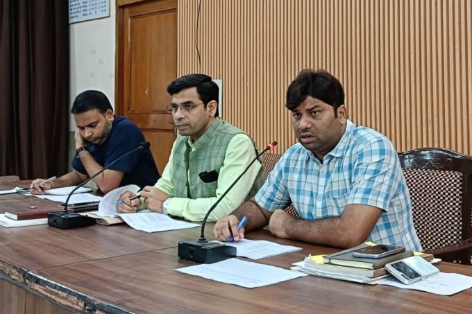 मीरापुर विधानसभा उप निर्वाचन की तैयारी को लेकर अधिकारियों ने की समीक्षा बैठक