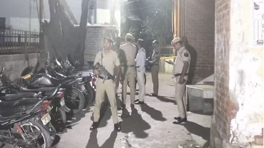 दिल्ली: वेलकम इलाके में दो गुटों में फायरिंग, एक लड़की को लगी गोली
