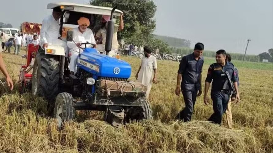 हरियाणा: पराली प्रबंधन का संदेश देने के लिए कृषि मंत्री ने खुद थामा ट्रैक्टर का स्टेयरिंग