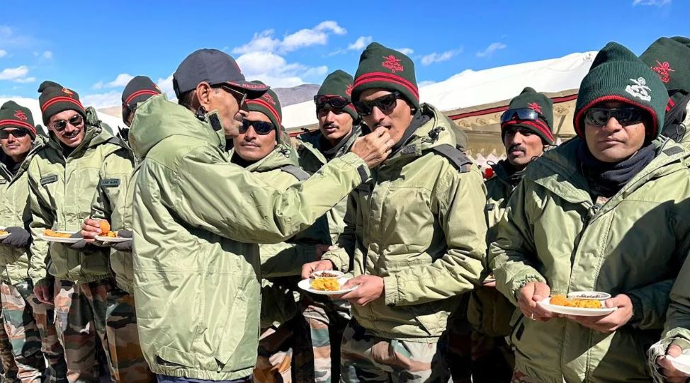 लद्दाख में डेमचोक-देपसांग से हटी चीन-भारत की सेना, अब दिवाली पर खिलाएंगे मिठाई