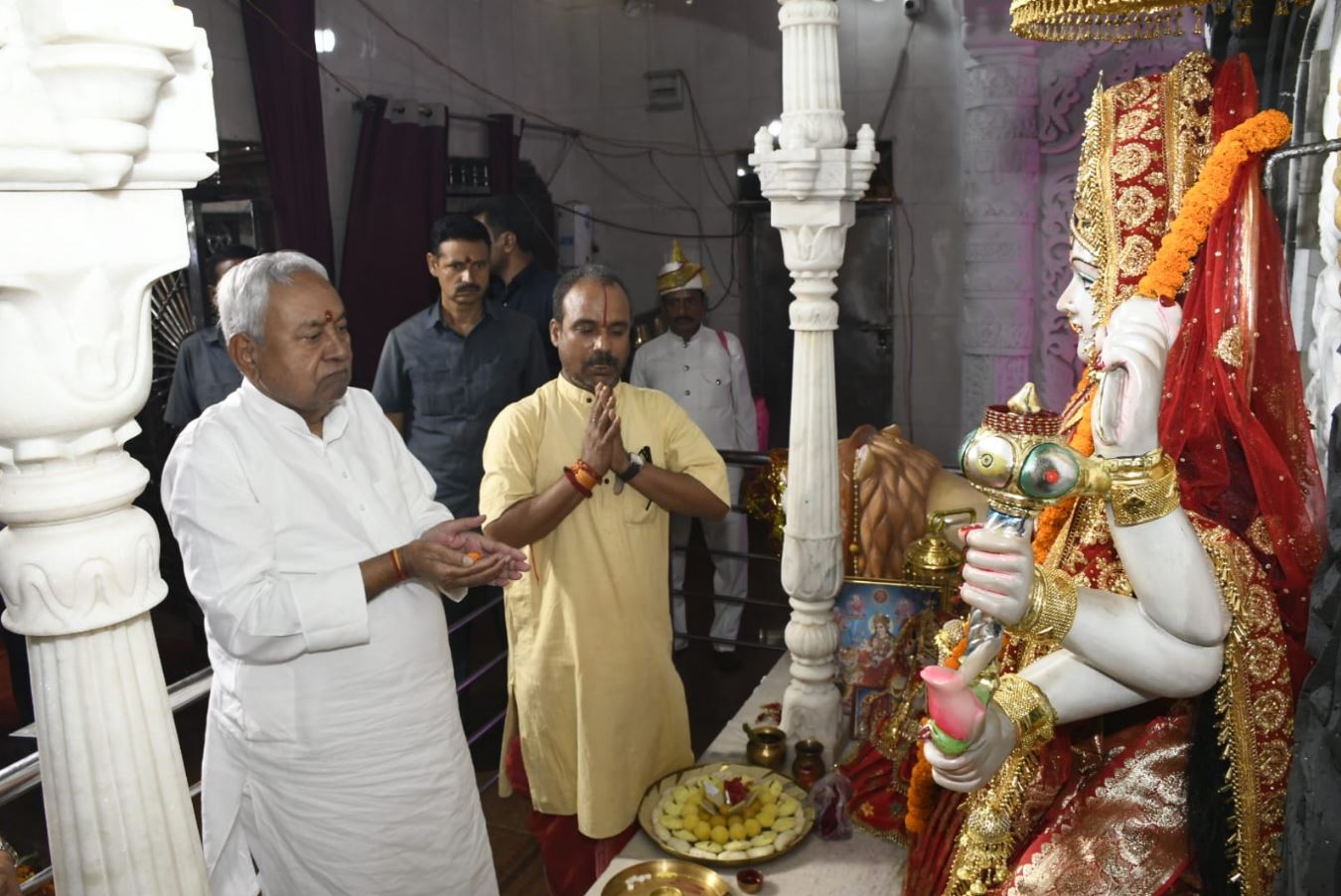 बिहार के कई पूजा पंडालों में पहुंचे सीएम नीतीश कुमार, मां दुर्गा की पूजा की