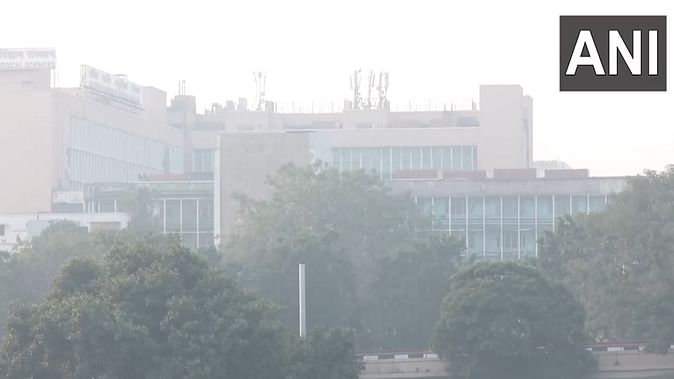 दिल्ली में गहरा रहा सासों पर संकट, एक्यूआई पहुंचा 300 के पार, छाई धुंध की चादर