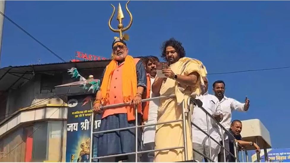 यात्रा रोकने पर पुलिस अधिकारी पर भड़के गिरिराज सिंह… बीच सड़क पर पढ़ी हनुमान चालीसा