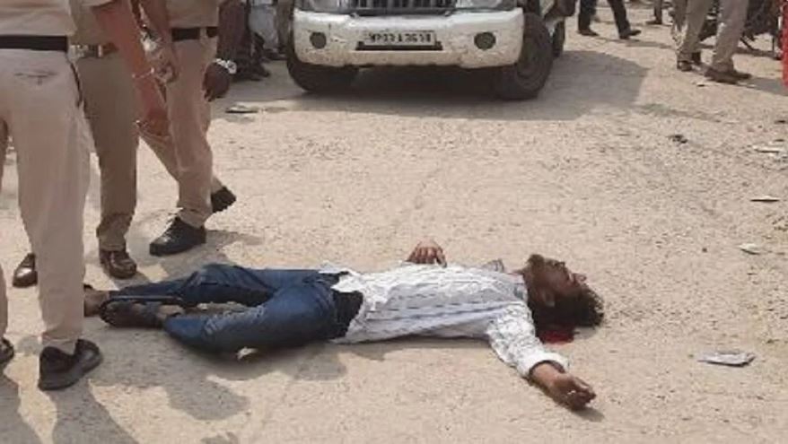 गर्लफ्रेंड से लड़ाई, फोन कटा और युवक ने खुद को गोली से उड़ाया