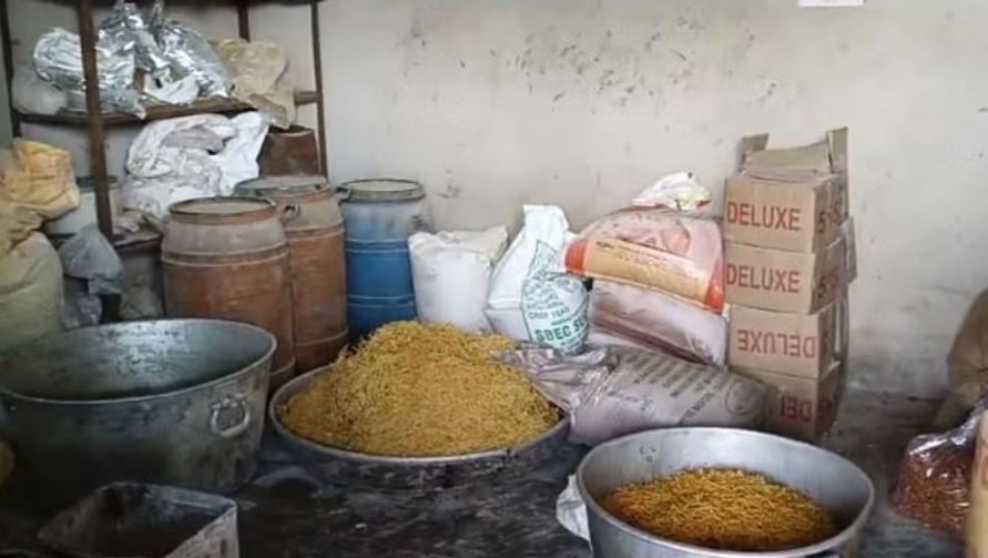 अलवर: खाद्य सुरक्षा विभाग की कार्रवाई, 2 क्विंटल नमकीन जब्त