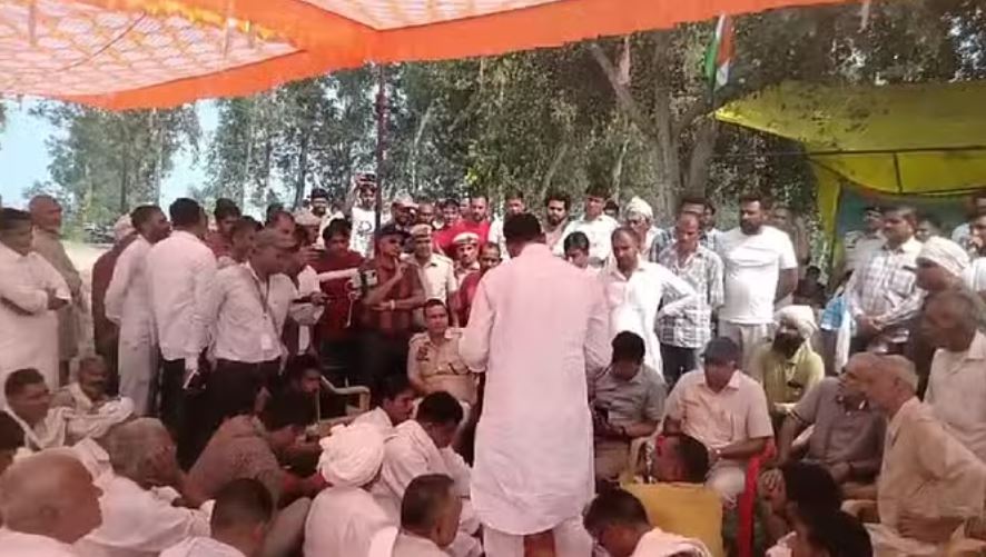 कोहला में मुआवजे को लेकर किसानों का धरना जारी, समझाने पहुंचे प्रशासनिक अधिकारी