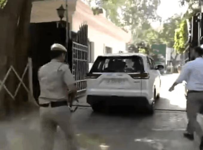 सीएम आवास पहुंची मुख्यमंत्री आतिशी, स्टाफ से की मुलाकात